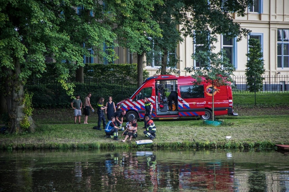 Brandweer bij een drenkeling op de Schotersingel in Haarlem 24 juni tijdens de 112 storing. 