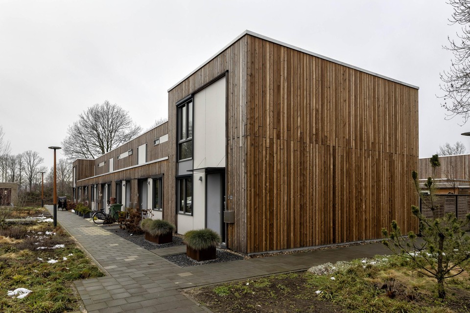 De houten Nur Holz-woningen in Weert waarmee Wonen Limburg twee jaar geleden landelijk aandacht trok.