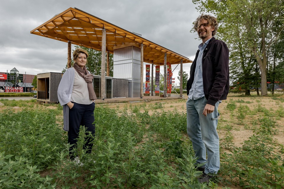 Elma Durmisevic en Thomas Bergstra van het Green Transformable Lab tegenover de Woonboulevard in Heerlen. 