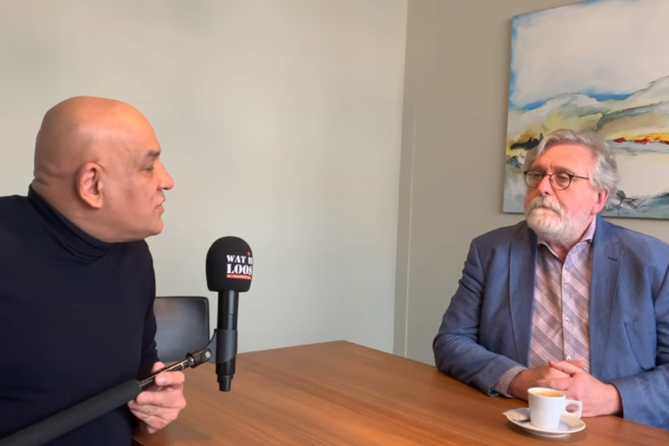 Jeffrey de Vries interviewt politicus John Steijns. 