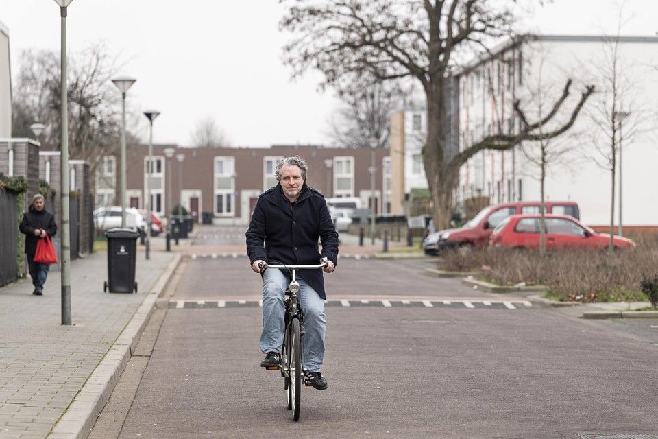 De ervaren opbouwwerker Johan Cortooms gaat aan de slag in de Roermondse wijk De Donderberg, juist op het moment dat die bol staat van de spanningen.