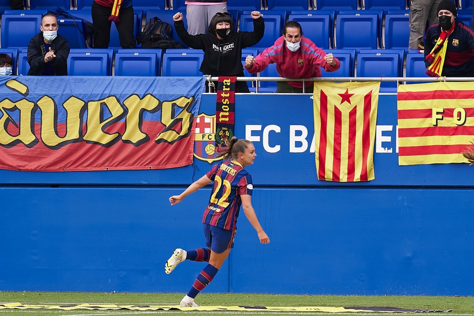 Lieke Martens viert haar doelpunt in de halve finale van de Champions League tegen Paris Saint-Germain. 