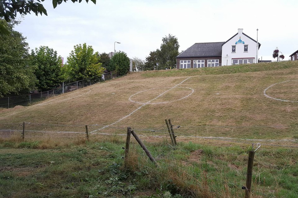 Het voetbalveld in Vijlen waarop het voetbaltoernooi gespeeld wordt