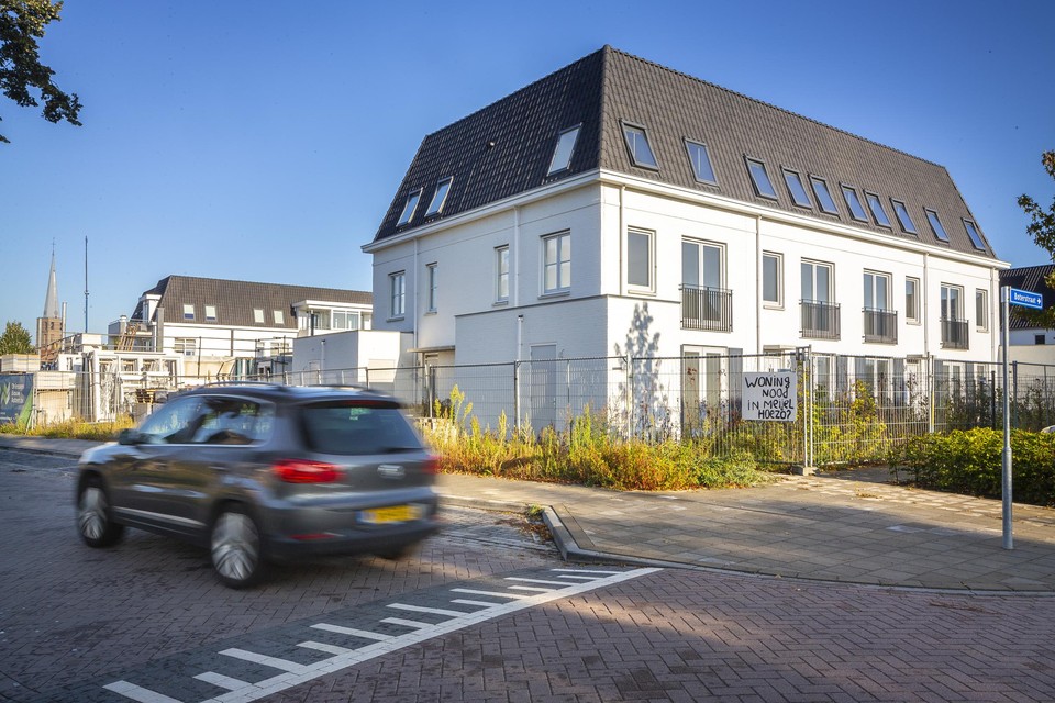 Het huizenblok van Kapelkeshof in Meijel dat al twee jaar onbewoond is vanwege een conflict over gebreken aan het dak. 