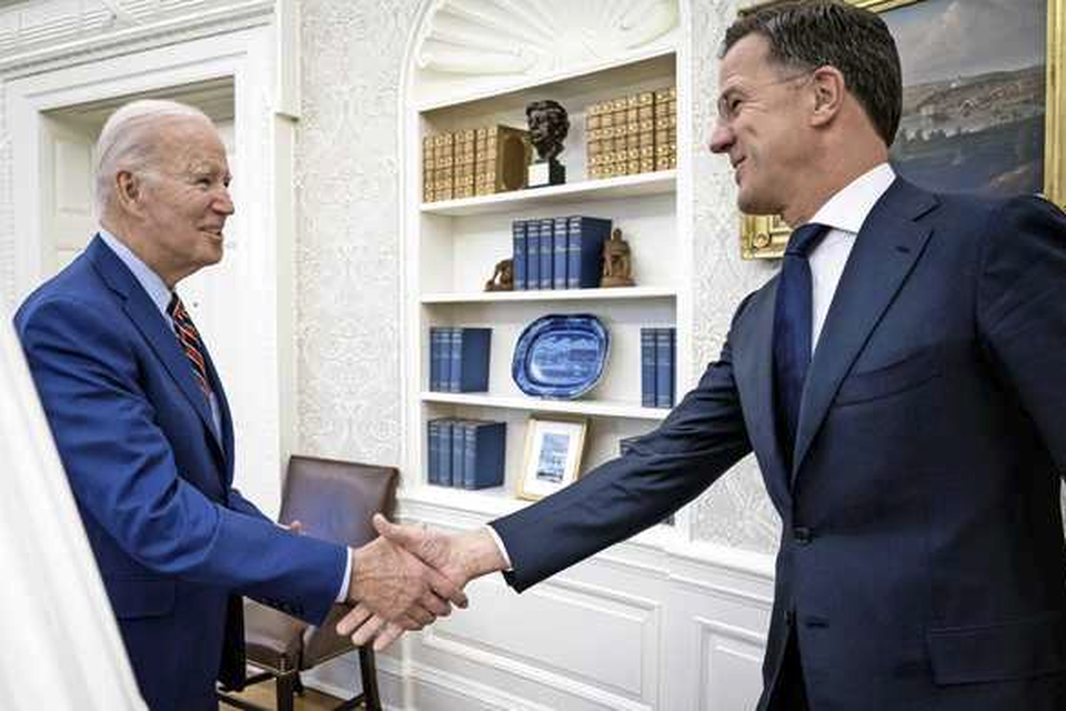Premier Mark Rutte tijdens zijn ontmoeting met de Amerikaanse president Joe Biden, in het Witte Huis. Tijdens het bezoek zal onder meer worden gesproken over de coordinatie van de steun aan Oekraine.