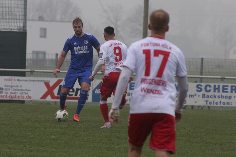 Kevin Werker (in het blauw) speelde zaterdag 15 januari de bekerwedstrijd tegen Fortuna Köln. 