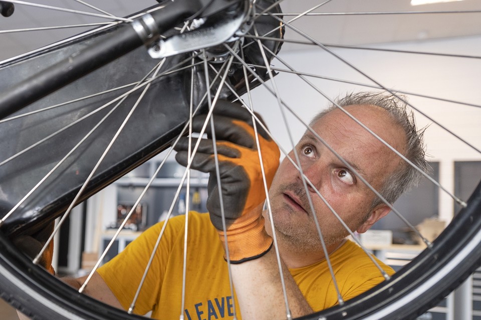 Herman Hammer in de Geleense Cycle Hub van Revélo Bikes. 