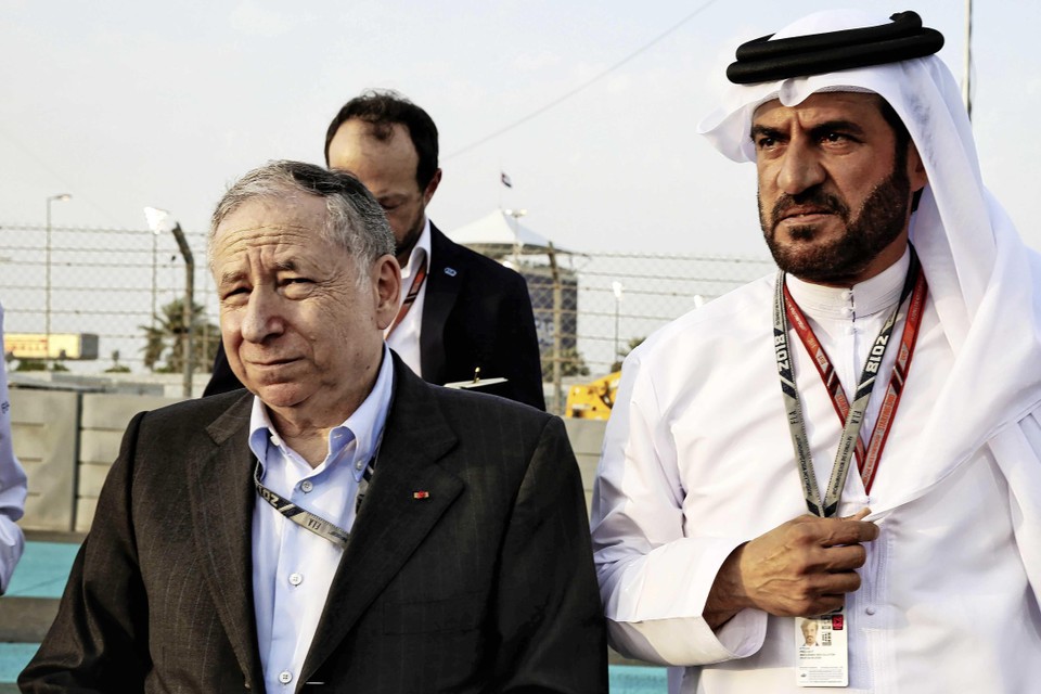 De nieuwe voorzitter van de FIA Mohammed Bin Sulayem (rechts) met zijn voorganger Jean Todt. 