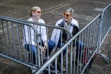 thumbnail: De eerste belangstellenden verzamelen zich op het Binnenhof om een glimp op te vangen van het koningspaar in de Glazen Koets op Prinsjesdag.