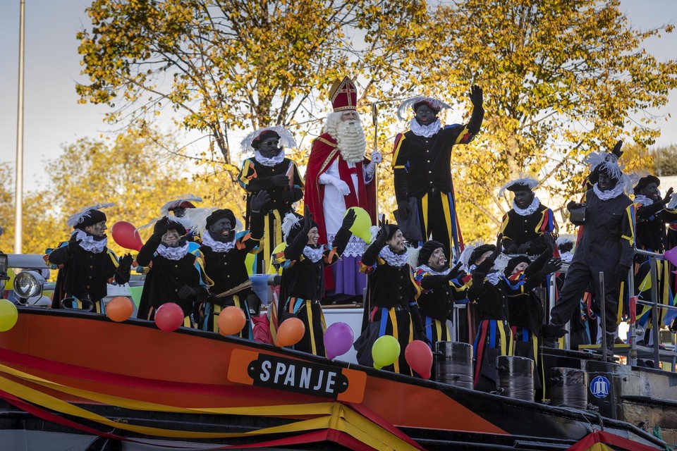 Sinterklaas arriveert met de boot in Weert. 