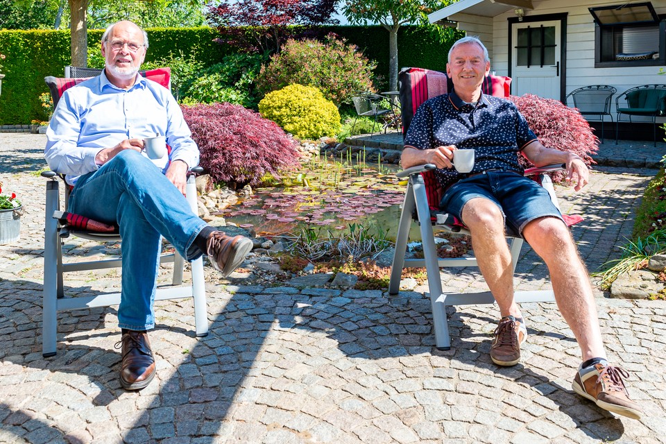 Jan Schreuder (links) en Erik Graus genieten van hun pensioen. 