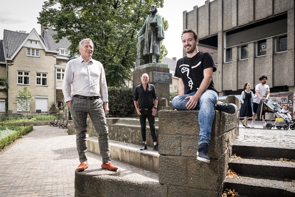 vlnr: Henk Sillen, Ton Nizet en Bart Segers bij het beeld van Pierre Cuypers op het Munsterplein. 