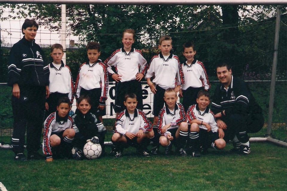 De eerste jaren was Mark Flekken (staand, tweede van rechts) nog een veldspeler. Links Annie Flekken.  