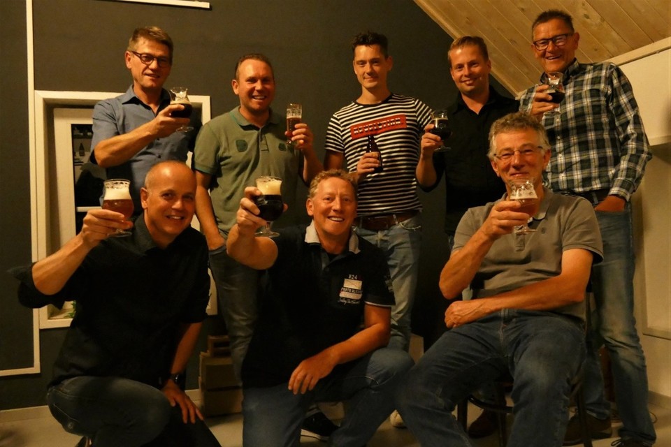 Leden van het Kesselse biergilde maken zich op voor de bierproeverij vrijdag. 