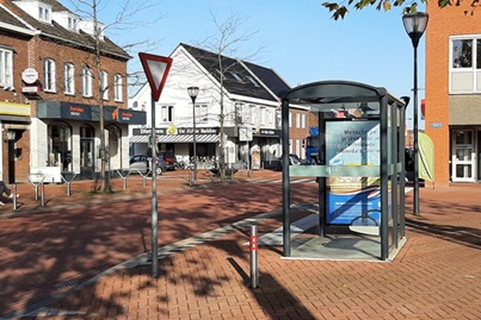 De bushalte op de Molenweg in Maasbracht. 
