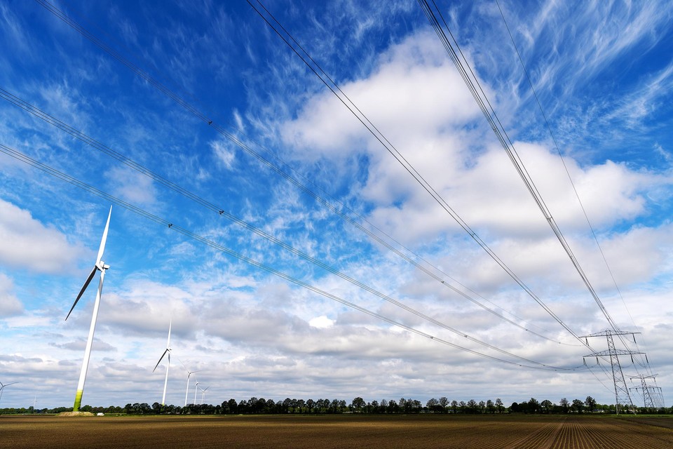 De vijf windmolens van Windpark Egchelse Heide, gezien vanaf de Karissendijk in Egchel.