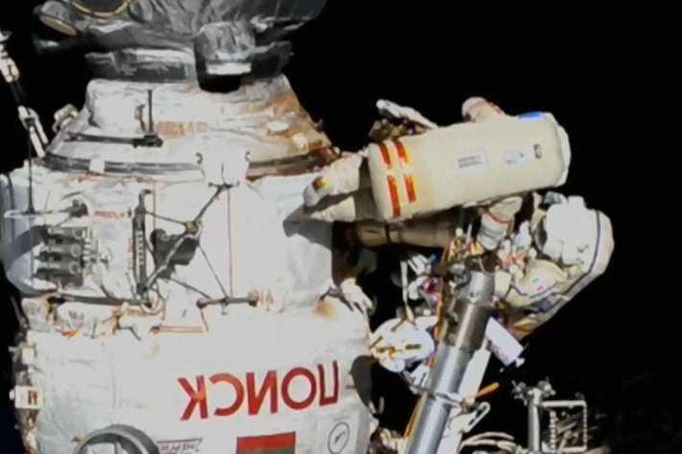 Een astronaut werkt aan het internationale ruimtestation ISS. 