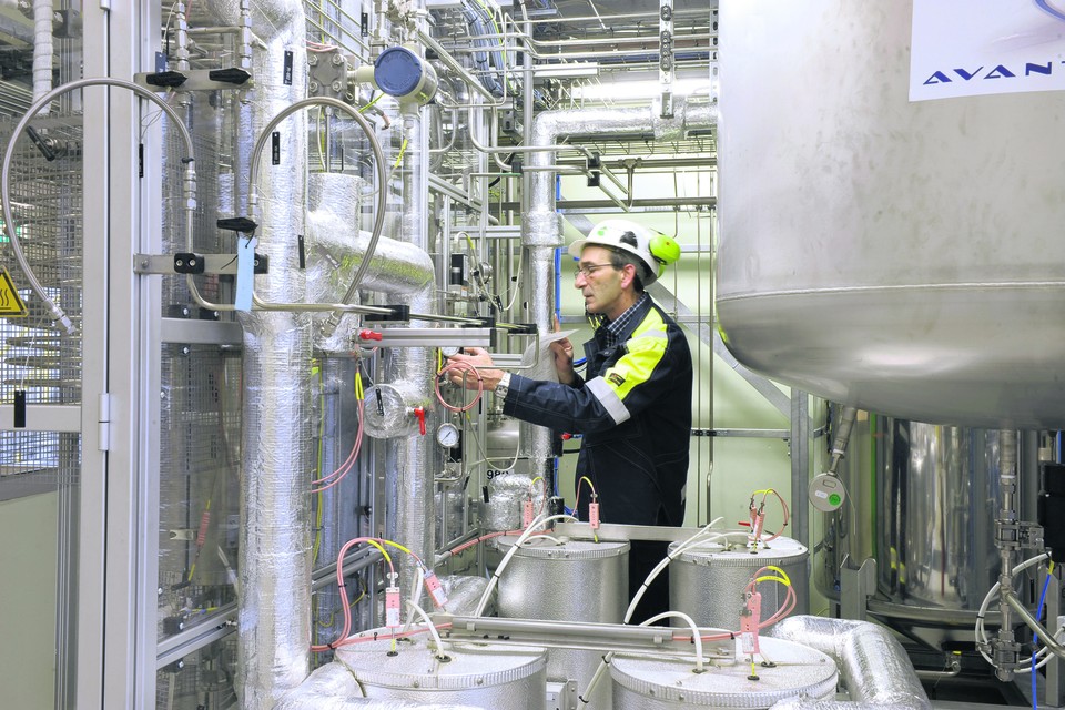 Het hart van het Avantium-lab op Chemelot in Geleen. Een medewerker stelt de machines af die suikers omzetten in bio-plastic. 