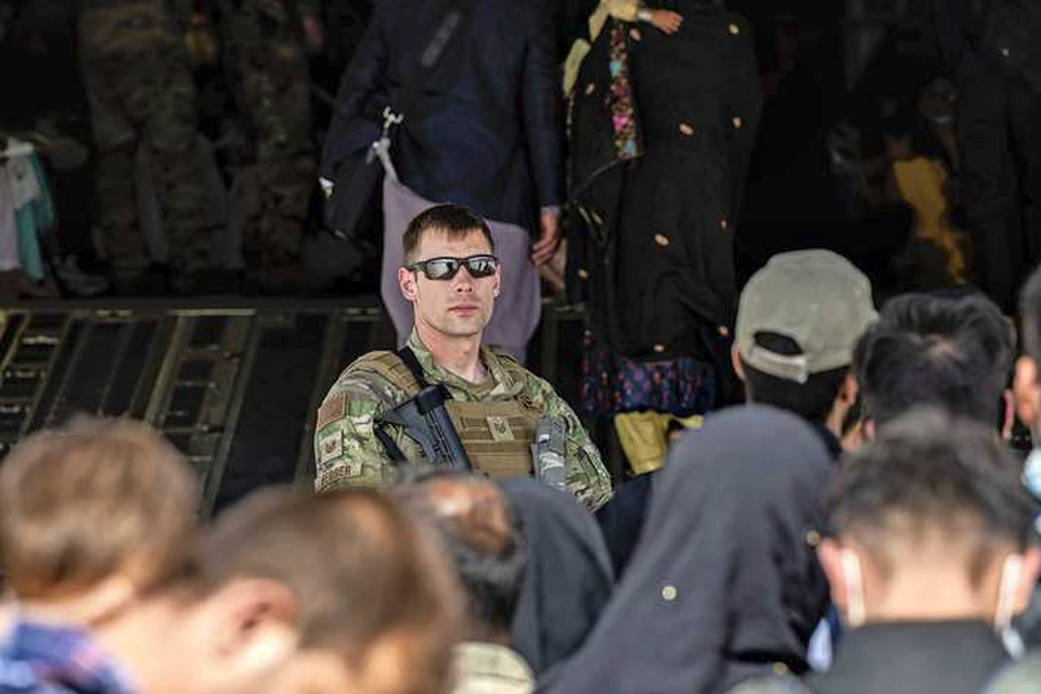 Amerikaans legerpersoneel op het vliegveld van Kabul. 