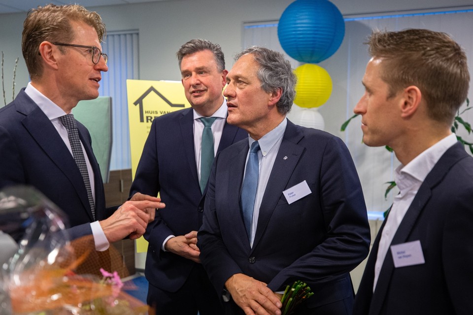 Minister Sander Dekker, burgemeester Roemer, rechtbankpresident Peter Pulles en SP-Kamerlid Michiel van Nispen (v.l.n.r.) bij de start van het eerste Huis van het Recht in Heerlen. 