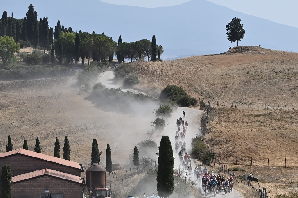 Stofwolken en cipressen: standaardbeeld bij de Strade Bianche en vandaag ook in de Giro. 