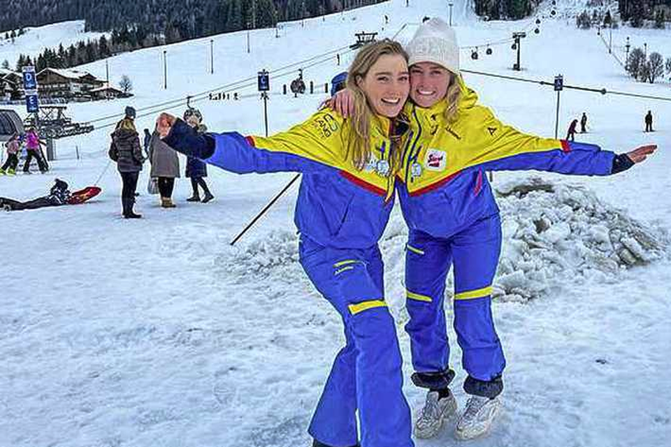 Skileraren Sophie Wolbers (l.) en Joosje van Reeuwijk: „We herkennen de Nederlanders meteen. Ze denken allemaal dat ze ervaren zijn, maar wij zien wel dat wat ze doen niet helemaal klopt.” 
