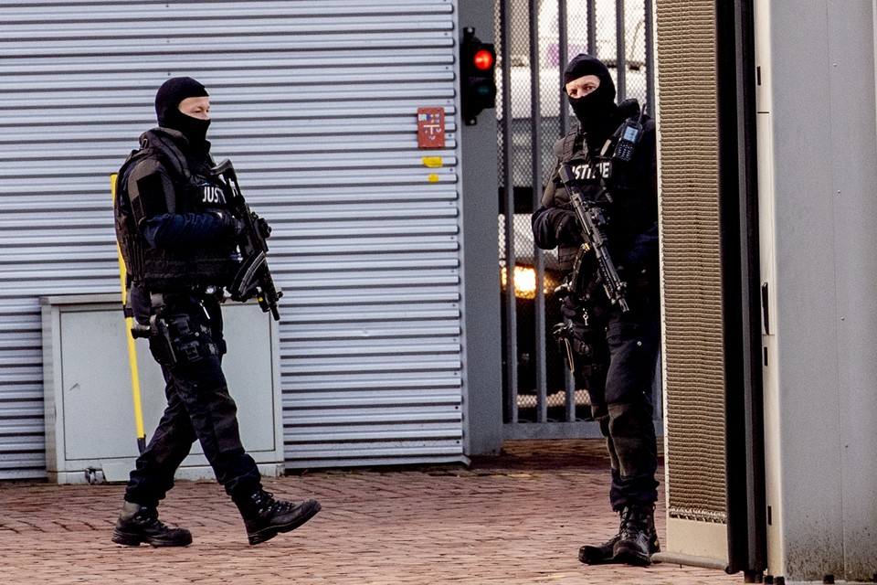 Zwaarbewapende agenten bij de EBI in Vught. 