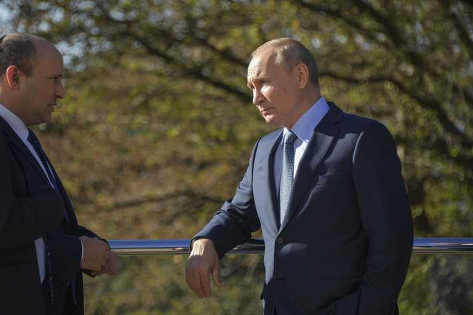 De toenmalig premier van Israël Naftali Bennett tijdens een ontmoeting met Poetin in oktober 2021, nog voor de inval in Oekraïne.
