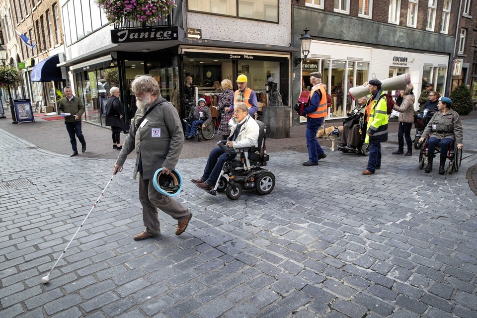 Ondersteund door een cabaretgroep werd donderdag de toegankelijkheid van de Roermondse binnenstad getest voor en door mensen met een beperking. 