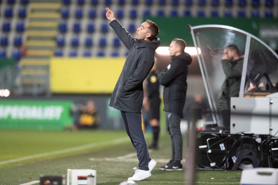Sjors Ultee druk coachend tegen FC Groningen. 