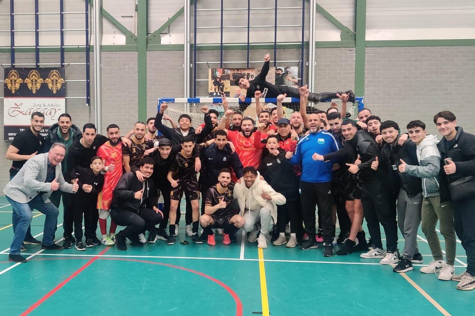 Tigers viert een klein feestje met supporters na de ruime zege.