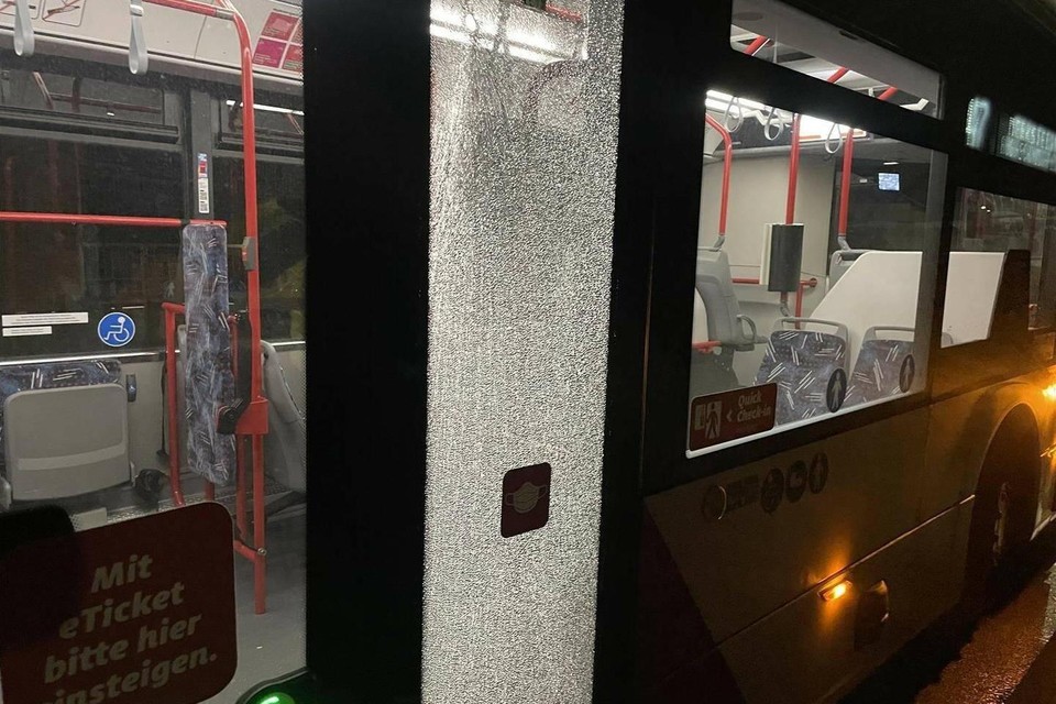 De beschadigde deur van een beschoten bus. 