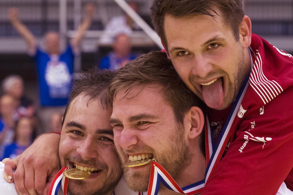 Thijs van Leeuwen (midden) viert feest na het behalen van de titel met Lions. 