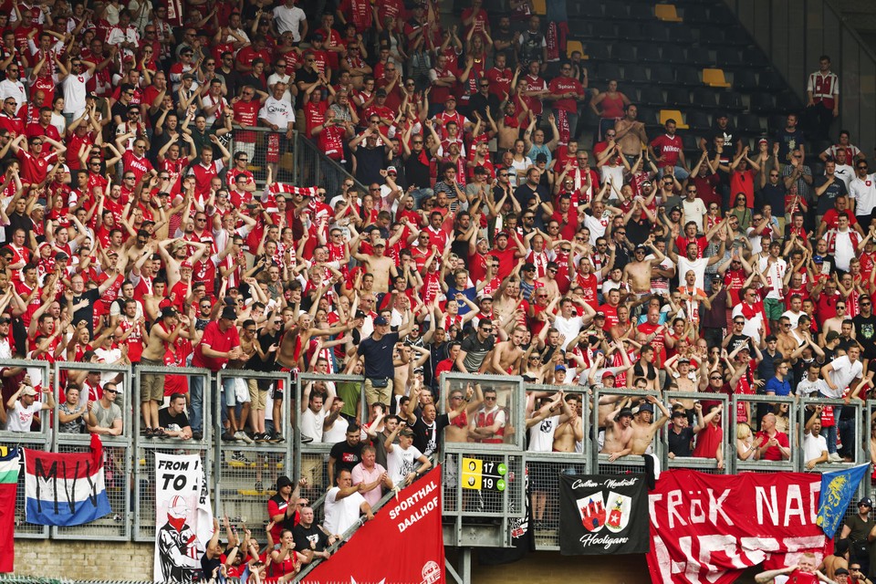 Een bijna vol uitvak in het Parkstad Limburg Stadion bij de beslissende promotiewedstrijd tussen Roda JC en MVV in 2017.