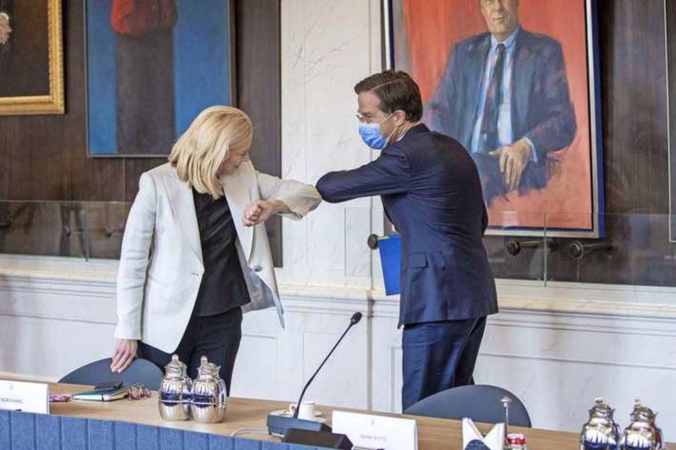 Mark Rutte en Sigrid Kaag pal na de verkiezingen. Het lijkt uit te lopen op een kabinet met in ieder geval VVD en D66. 