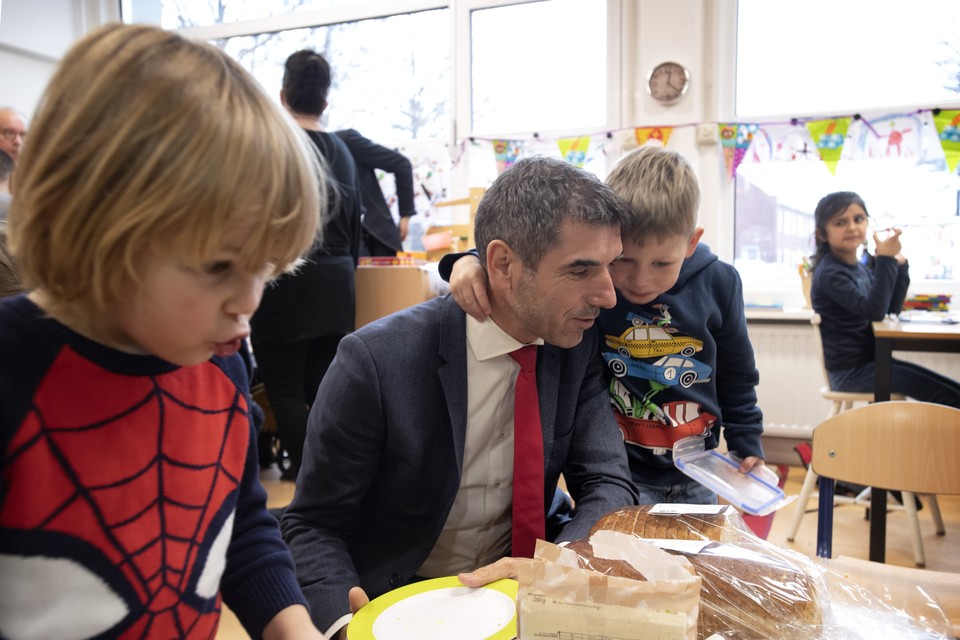 Staatssecretaris Paul Blokhuis lunchte in 2019 met kinderen op    ‘gezonde basisschool’ Wereldwijs in Landgraaf. 