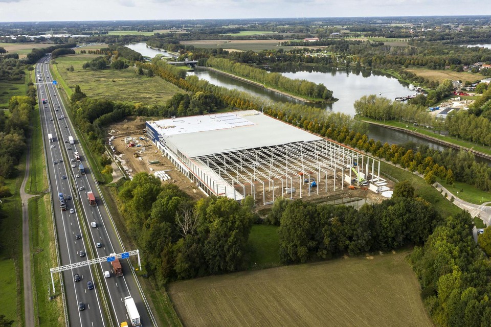 De loods in aanbouw bij Wessem. 
