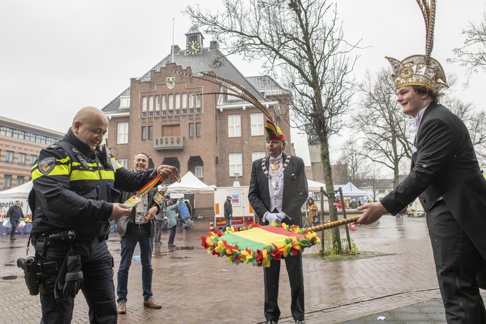 Wijkagent Rick Thieme ontvangt de jaarorde van De Flaarisse. 