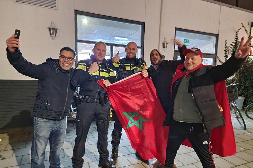 De wijkagenten van de Donderberg in Roermond vieren na afloop van de WK-wedstrijd van Marokko het feestje mee. 