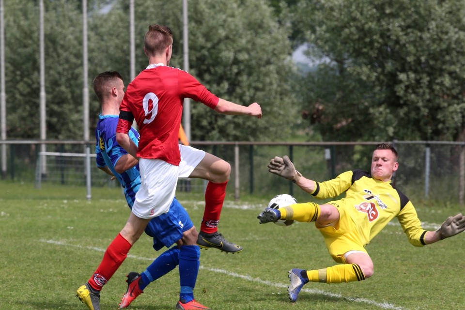 Teun Lemmen (9) van Achates scoort de gelijkmaker in de derby tegen Milsbeek. 