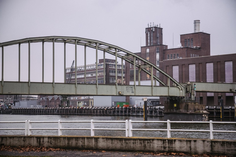 De spoorbrug bij Sappi in Maastricht. 
