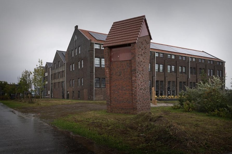 Een vleermuistoren bij het Grescollege in Reuver, gebouwd nadat er bij de bouw van een school vleermuizen werden aangetroffen. 