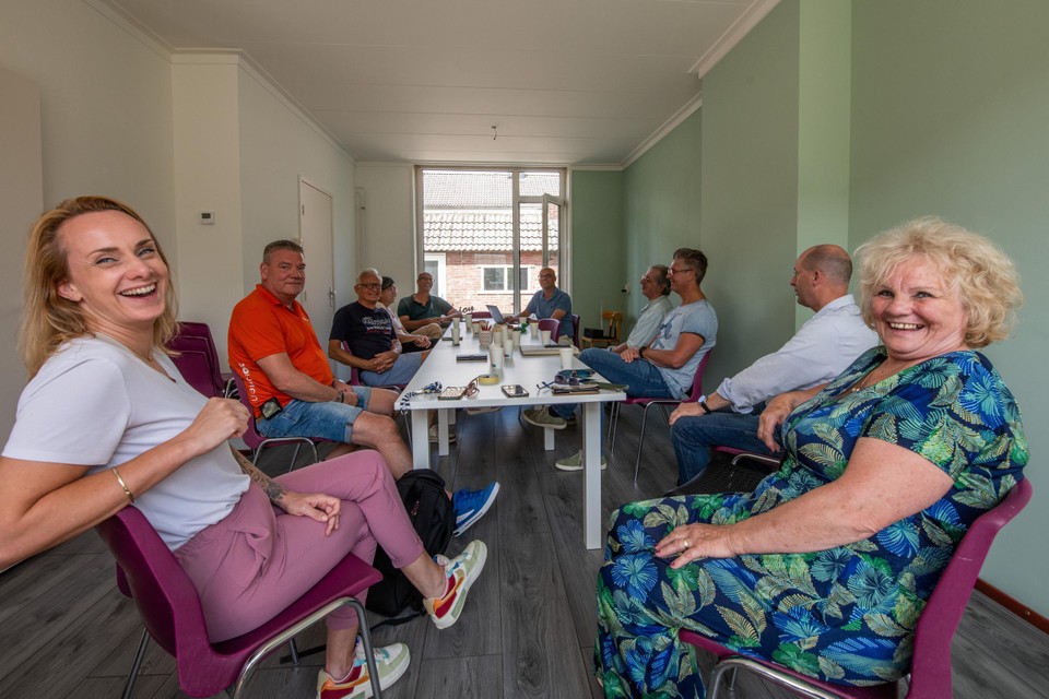 Bewoners komen in het ‘praathuis’ samen met mensen van ZOwonen om te praten over de toekomst van de Sittardse Philipsbuurt.  