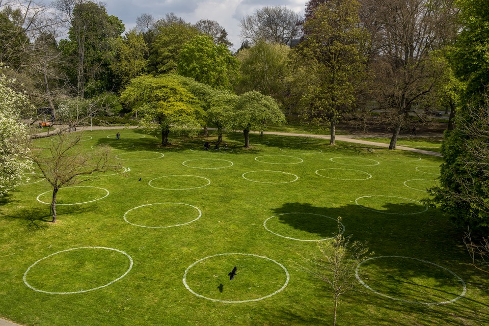 Het Maastrichtse stadspark oogt kunstzinnig door cirkels in het gras 