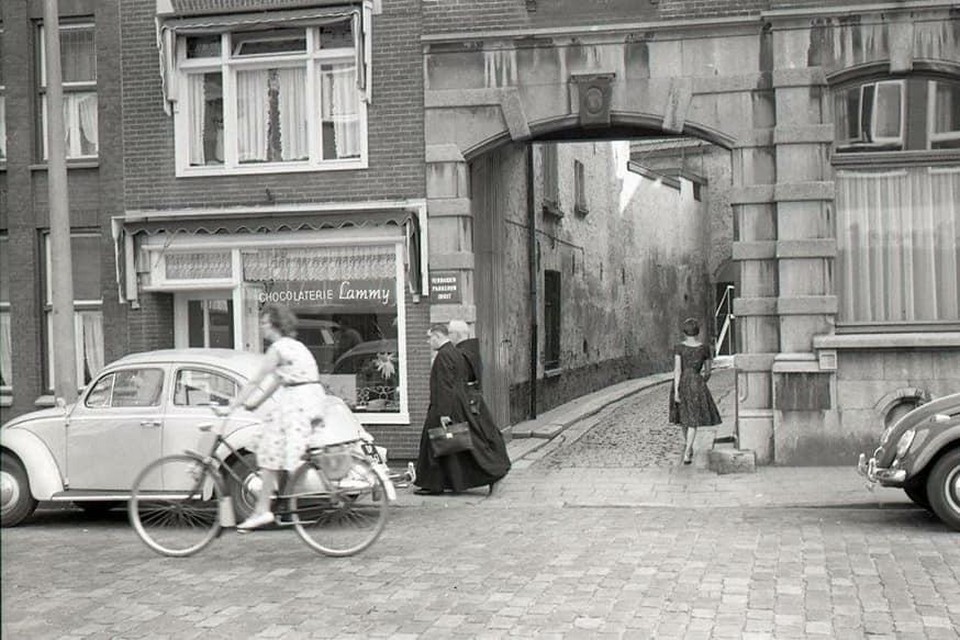 De Goossenspoort vlak na de Tweede Wereldoorlog.  
