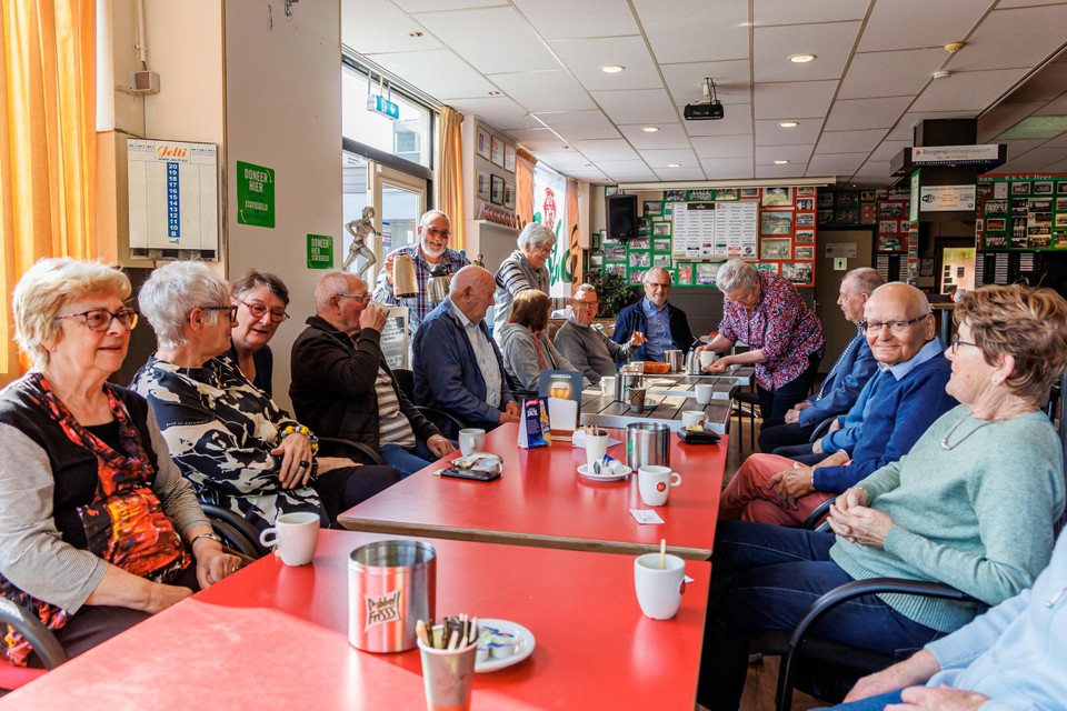 Gezelligheid is troef op de wekelijkse koffieochtend van buurtinitiatief Sjuif a-en in de Maastrichtse wijk Heer. 