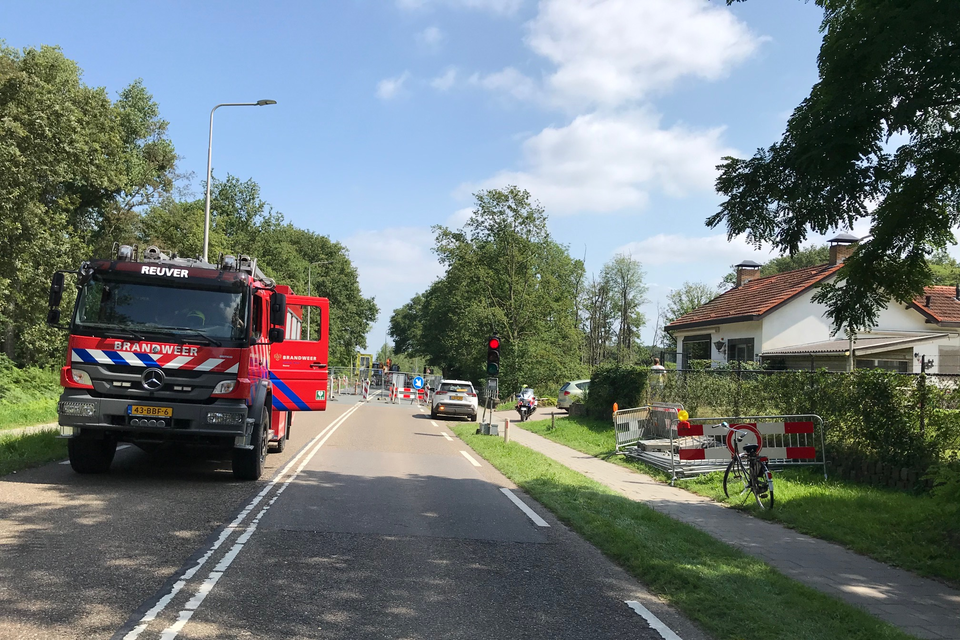 Politie en brandweer zijn aanwezig bij de woning op de Rijksweg N271 in Reuver. 
