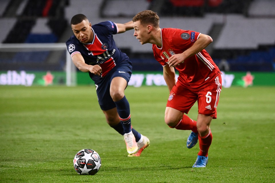 Kylian Mbappé (links) van Paris Saint-Germain en Joshua Kimmich van Bayern München in hun kwartfinalewedstrijd in de Champions League van afgelopen week. 