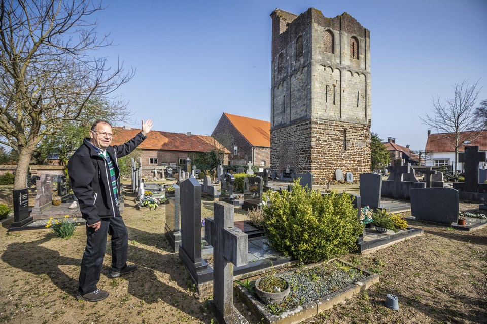 Beheerder Piet Ponjee is blij dat de Romaanse toren op het kerkhof in Bergen eindelijk gerestaureerd wordt.