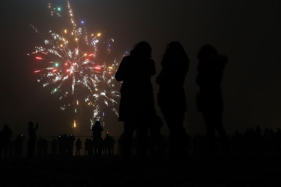 Op het strand van Scheveningen is een groot vreugdevuur aangestoken om het begin van het nieuwe jaar 2017 in te luiden.
